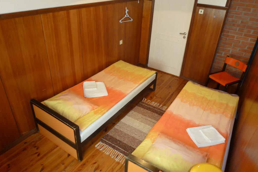Kihelkonna Pastorate Guesthouse Ruang foto